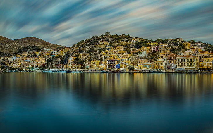 Symi İsland In Greece جزء من مجموعة جزر Dodecanese المحاطة بمنازل كلاسيكية حديثة ملونة بدقة 4K فائقة الدقة لأجهزة الكمبيوتر المحمول المكتبية 3840 × 2400، خلفية HD