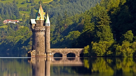 замък от кафяви тухли, природа, пейзаж, архитектура, Великобритания, хълмове, небе, облаци, дървета, гора, кула Vyrnwy, Уелс, замък, мост, къща, вода, езеро, отражение, древен, HD тапет HD wallpaper