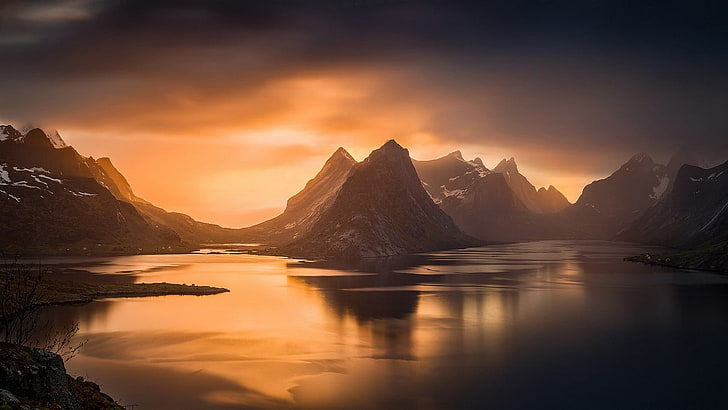 Ilustración de cuerpo de agua y montaña, naturaleza, paisaje, fiordo, puesta de sol, montañas, isla, Noruega, cielo, mar, niebla, luz solar, agua, Lofoten, Fondo de pantalla HD
