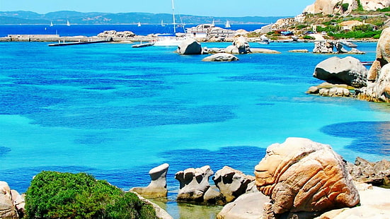 Porto di Maddalena sull'Isola di Sardegna, lotto di frammenti di pietra marrone, costa, rocce, porto, soleggiato, barche, natura e paesaggi, Sfondo HD HD wallpaper