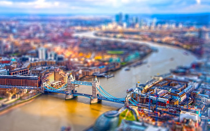 fotografia tilt-shift Tower Bridge, zdjęcie lotnicze miniatury miasta i mostu, Londyn, Wielka Brytania, Tamiza, rzeka, most, Tower Bridge, tilt shift, pejzaż miejski, miasto, Tapety HD