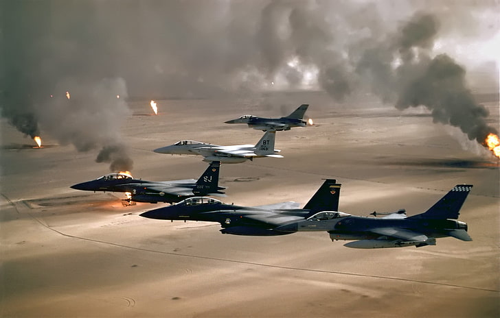 Plusieurs avions de chasse, McDonnell Douglas F-15 Eagle, McDonnell Douglas F-15E Strike Eagle, Desert Storm, avion, désert, fumée, vol, feu, arme, militaire, guerre, US Air Force, General Dynamics F-16 Fighting Falcon,Guerre du Golfe, Koweït, avions militaires, Fond d'écran HD