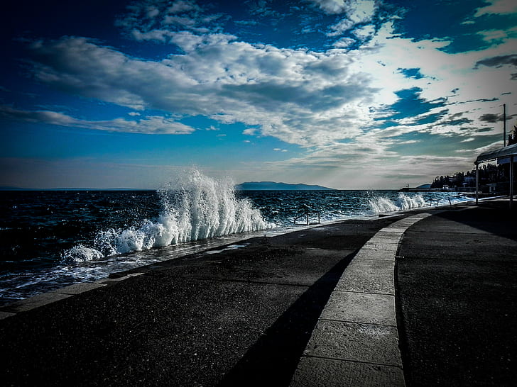 серая бетонная дорога у океана вода в дневное время, волны, серая, бетонная дорога, океанская вода, дневное время, Опатия, Хорватия, море, пляж, вода, небо, волна, береговая линия, природа, на открытом воздухе, облако - небо, синий, HD обои
