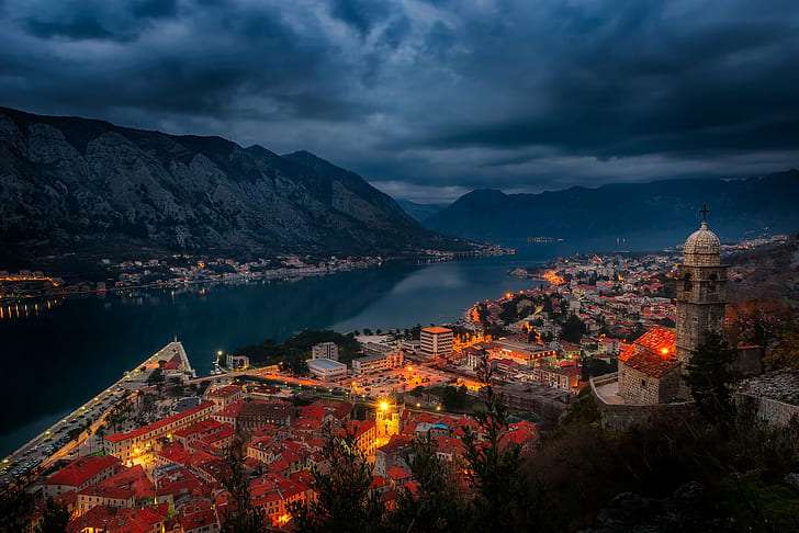 zdjęcia lotnicze budynków w pobliżu zbiornika wodnego wieczorem, Zatoka Kotorska, Widok na zatokę, zdjęcia lotnicze, budynki, zbiornik wodny, wieczór, Kotor, Czarnogóra, Crna gora, zatoka gore, widok na zatokę, jezioro górskie, wzgórza jeziora, woda morska, odbicie, noc, pejzaż nocny, światła, dramatyczny, przytulny, stare miasto, panorama, architektura, europa, góra, słynne miejsce, miasto, podróż, pejzaż miejski, kościół, zmierzch, turystyka, zachód słońca, kultury, Tapety HD
