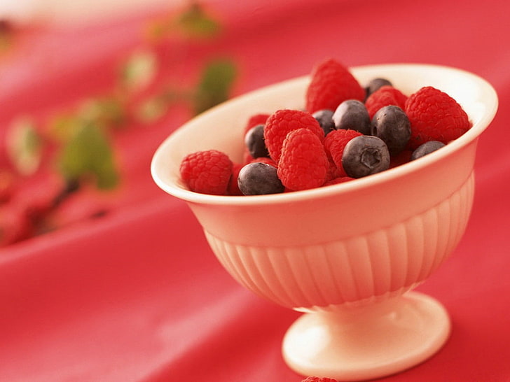 raspberry fruits, blueberries, raspberries, plate, HD wallpaper