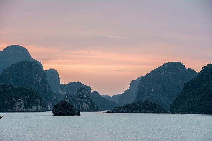 岩だらけの島と曇り空の下の海の風景写真、ハロン湾、ベトナム、ハロン湾、ベトナム、山、アジア、タイ、自然、カルスト形成、風景、ハロン湾、桂林、旅行、陽shu、中国-東アジア、 HDデスクトップの壁紙