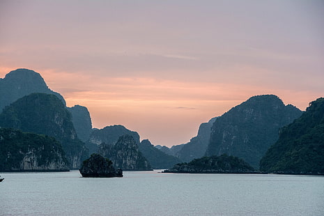 岩だらけの島と曇り空の下の海の風景写真、ハロン湾、ベトナム、ハロン湾、ベトナム、山、アジア、タイ、自然、カルスト形成、風景、ハロン湾、桂林、旅行、陽shu、中国-東アジア、 HDデスクトップの壁紙 HD wallpaper