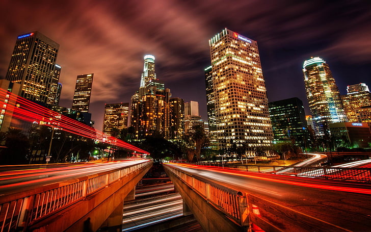 وسط مدينة لوس أنجلوس في التصوير الليلي للسفر والمباني الشاهقة، خلفية HD