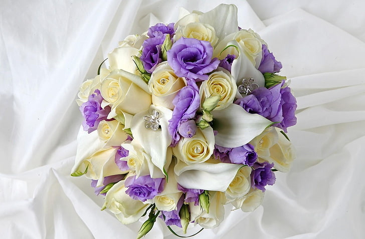 букет от бели и лилави цветя, кали, рози, лизиантус русел, кристали, цвете, декорация, HD тапет