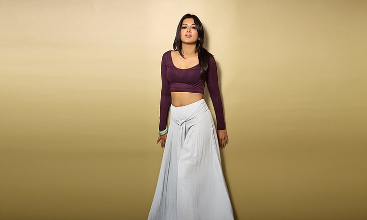 امرأة ترتدي بلوزة قصيرة بأكمام طويلة برقبة مغرفة باللون العنابي مع تنورة طويلة بيضاء ، كاثرين تريزا ، الممثلة الهندية ، التيلجو ، التاميل ، HD ، 4K، خلفية HD