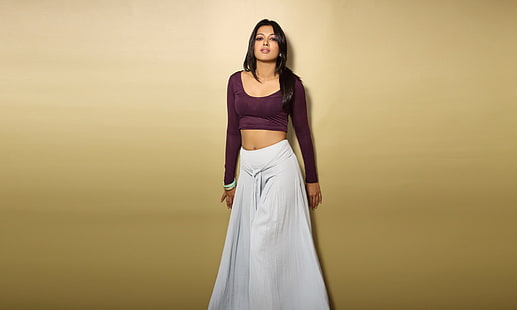 امرأة ترتدي بلوزة قصيرة بأكمام طويلة برقبة مغرفة باللون العنابي مع تنورة طويلة بيضاء ، كاثرين تريزا ، الممثلة الهندية ، التيلجو ، التاميل ، HD ، 4K، خلفية HD HD wallpaper
