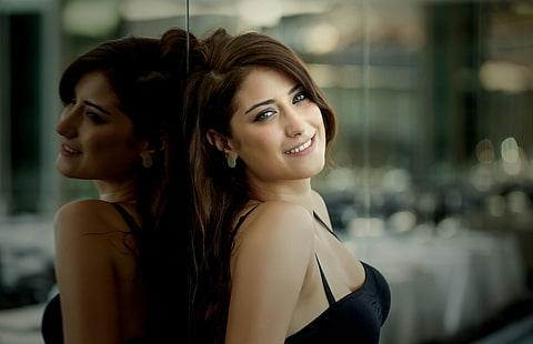 Hazal Kaya, brunetka, kobiety, aktorka, turecka aktorka, turecka, uśmiechnięta, refleksja, Tapety HD HD wallpaper