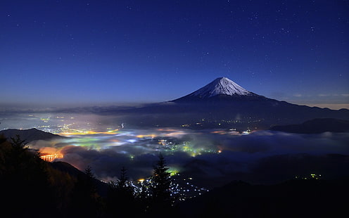 Mt. Фуджи, силует на вулкан, природа, пейзаж, звездна нощ, планини, градски пейзаж, мъгла, снежен връх, светлини, дървета, планина Фуджи, Япония, HD тапет HD wallpaper