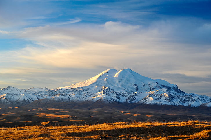 푸른 하늘과 흰 구름, 마운트 Elbrus, 가장 높은 산, 러시아, 4K 아래 눈이 코팅 된 산, HD 배경 화면