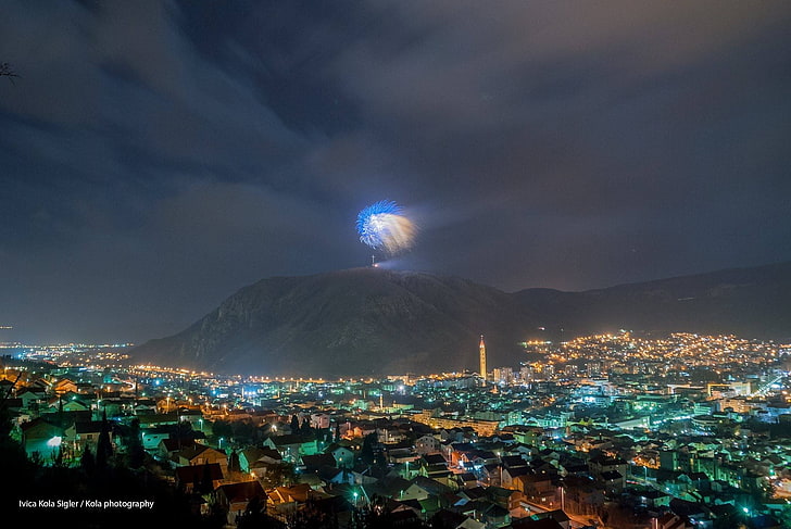 Mostar, Bosnia, Bosnia y Herzegovina, noche, fuegos artificiales, ciudad, luces de la ciudad, Fondo de pantalla HD