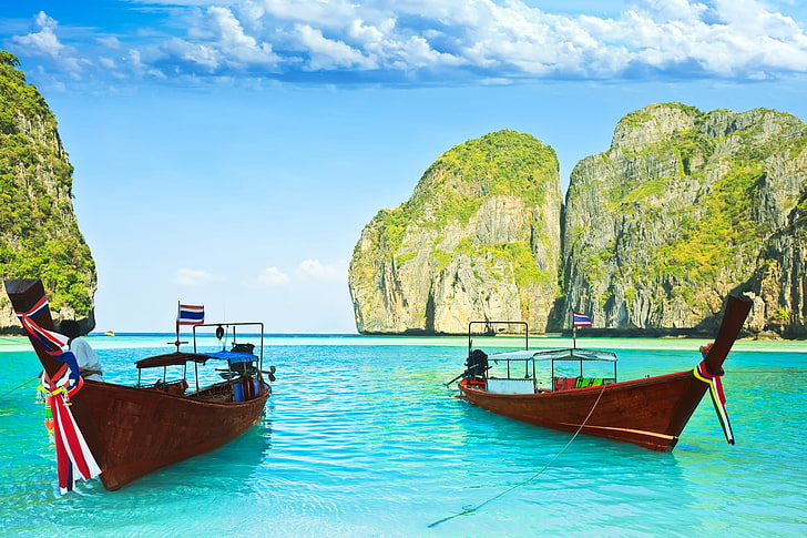 zwei braune Boote, Boote, Liegeplatz, blaues Wasser, Bänder, Felsen, Meer, klar, HD-Hintergrundbild