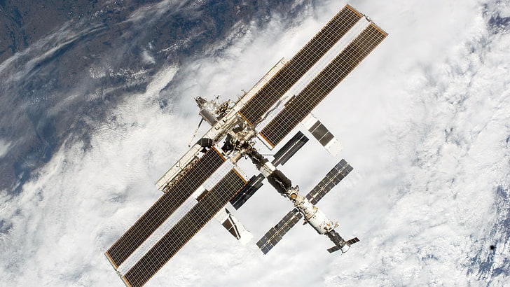 подвеска в виде креста серебристого цвета, Международная космическая станция, МКС, космос, HD обои