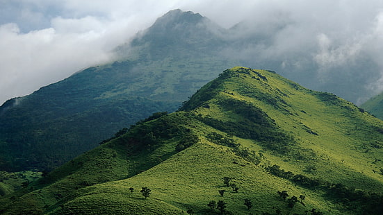 colina verde cerca de la montaña, paisaje, naturaleza, colinas, nubes, montañas, Fondo de pantalla HD HD wallpaper