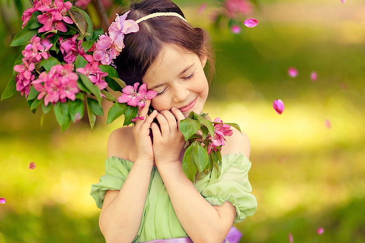 girl's green off-shoulder dress, joy, happiness, childhood, smile, emotions, tree, spring, girl, flowering, bliss, HD wallpaper