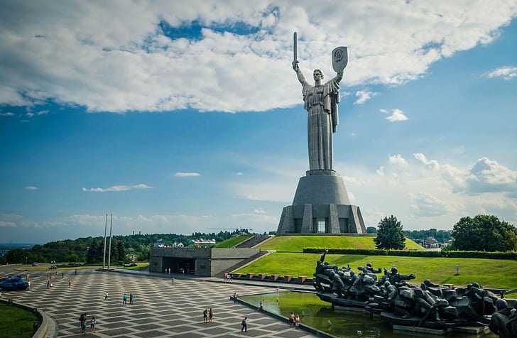 第二次世界大戦中のウクライナ国立歴史博物館、コンクリートの男の像、空、ウクライナ、雲、木、彫刻、記念碑、キエフ、ウクライナデュの歴史博物館、祖国、 HDデスクトップの壁紙