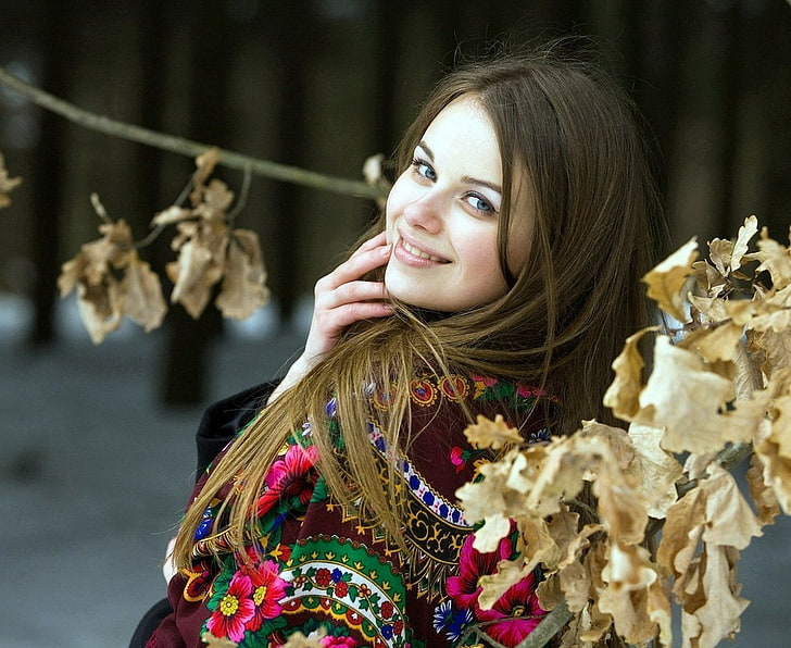 女性のマルチカラーのトップ、冬、笑顔、葉、ショール、ロシア語、茶色の髪、スラビャンカ、 HDデスクトップの壁紙