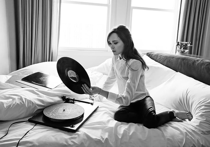 women's chiffon long-sleeved shirt grayscale photo, ellen page, vinyl, record, player, the hollywood reporter, black white, HD wallpaper