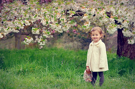 Niña niño primavera humor flores alegría muñeca para móvil, niños, niño, muñeca, flores, niña, móvil, estado de ánimo, primavera, Fondo de pantalla HD HD wallpaper
