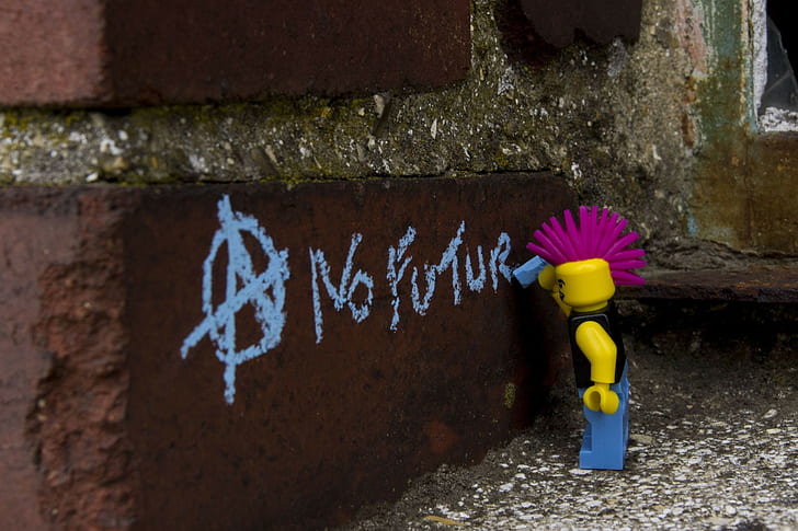 fotografía obra juguetes lego ladrillos figuritas texto tiza anarquía punk miniaturas paredes vidrios rotos escritura calle grunge humor circulo a, Fondo de pantalla HD