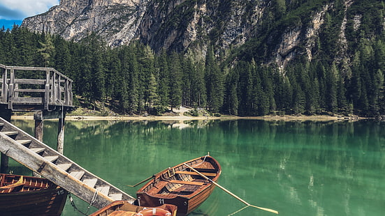 коричневая лодка на водоеме, природа, вода, лодка, деревья, горы, HD обои HD wallpaper