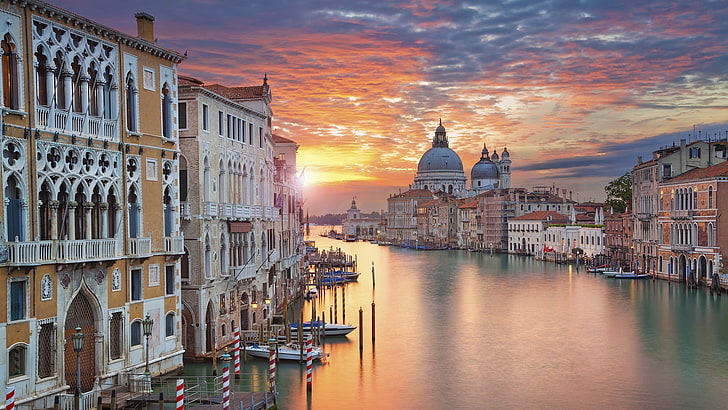 estabelecimento de concreto branco, barcos no corpo de água, Veneza, paisagem urbana, Itália, água, Grand Canal, barco, céu, nuvens, catedral, cidade, HD papel de parede