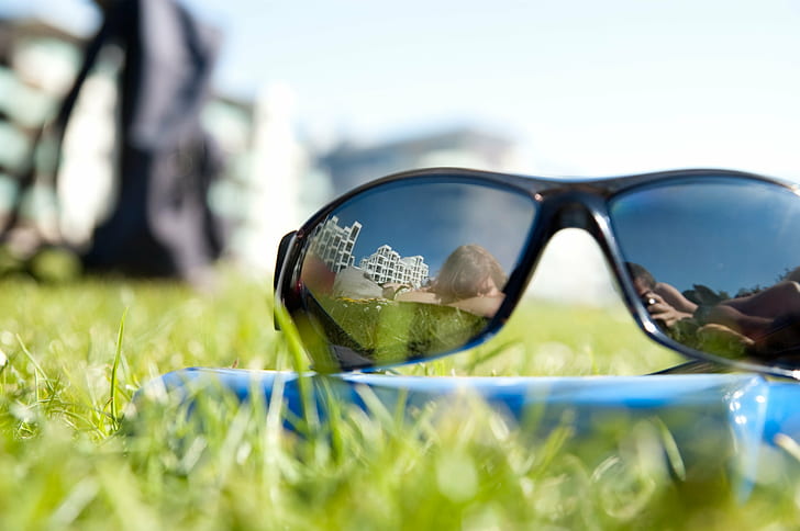 낮, 푸른 잔디, 낮 잔디, 낮잠, 녹색 잔디에 검은 선글라스의 얕은 초점 사진, HD 배경 화면