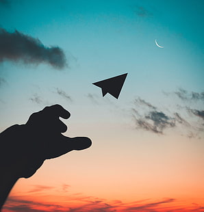 силуэт бумажного самолетика игрушка, бумажный самолетик, рука, небо, закат, HD обои HD wallpaper