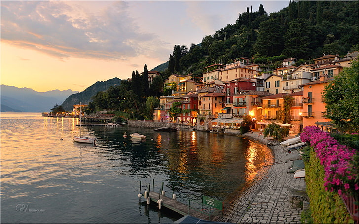maisons en béton beige, ciel, montagnes, ville, lumières, lac, accueil, soir, Italie, Fond d'écran HD