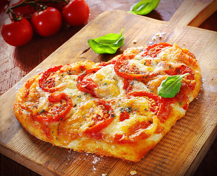 pizza z serem i pomidorami, pizza, jedzenie, serduszka, pomidory, Tapety HD