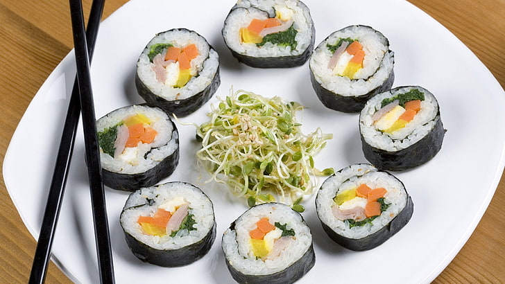 uramaki podawane są na białym talerzu, sushi, kółku, patykach, talerzu, Tapety HD