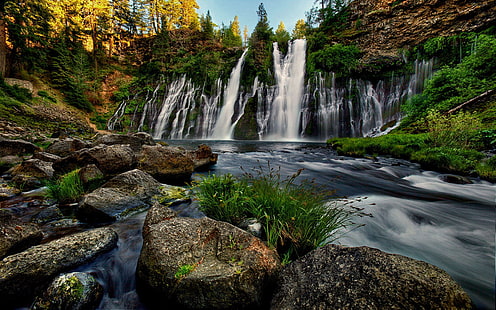 Wodospad Burney Falls w Memorial State Park w Kalifornii Tapeta HD 2560 × 1600, Tapety HD HD wallpaper