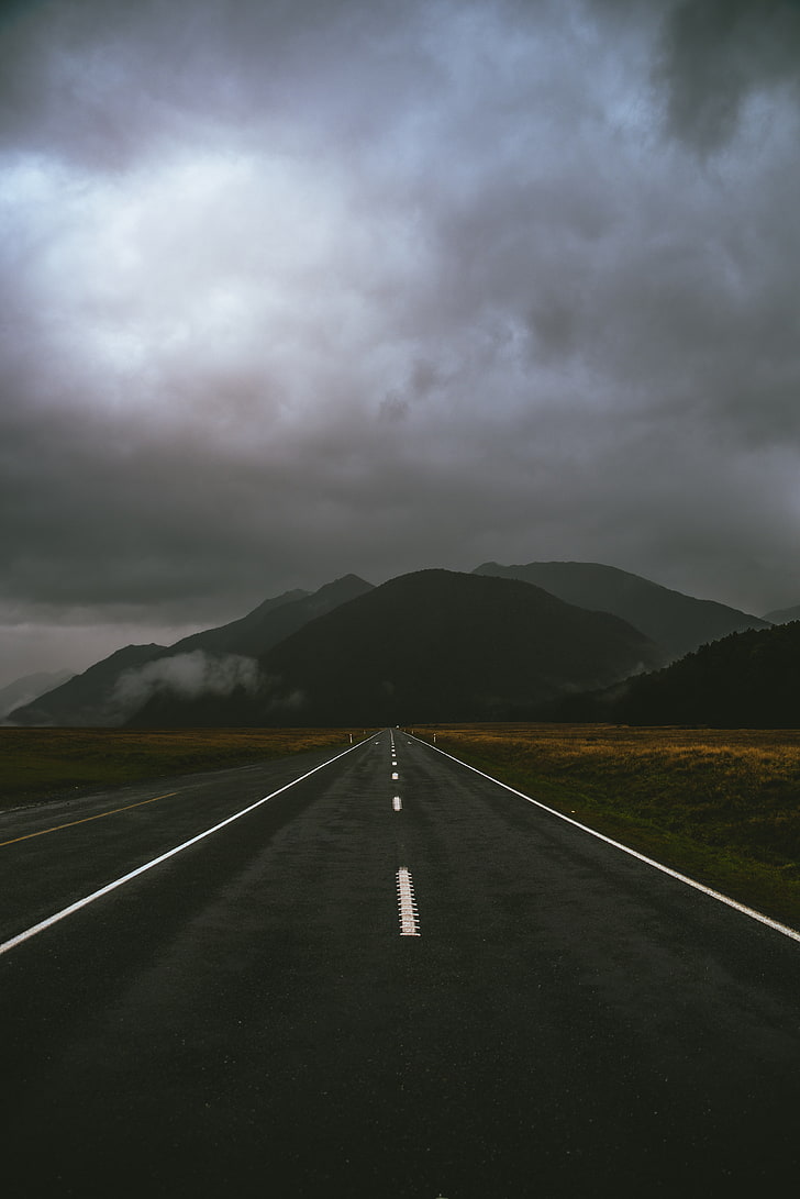 route goudronnée noire, autoroute, montagnes, marquage, autoroute Sound de Milford, parc national de Fiordland, Nouvelle-Zélande, Fond d'écran HD, fond d'écran de téléphone
