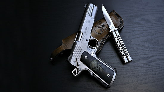 Pistolet semi-automatique The Punisher gris avec couteau papillon en acier inoxydable, Springfield 1911, pistolet, balisong, Fond d'écran HD HD wallpaper