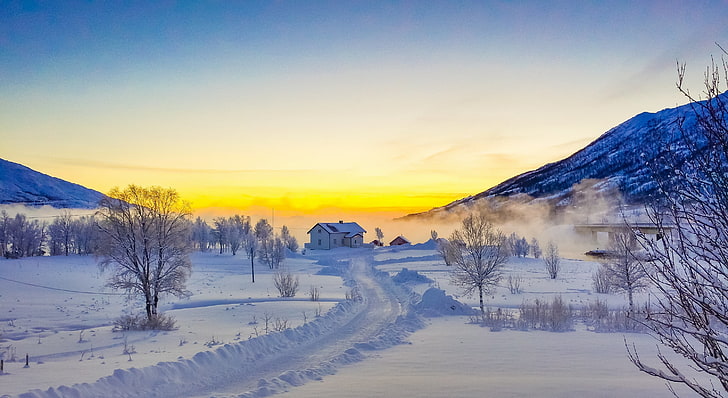 casa coberta de neve, inverno, estrada, neve, árvores, pôr do sol, montanhas, casa, Noruega, Ilhas Lofoten, Lofoten, HD papel de parede