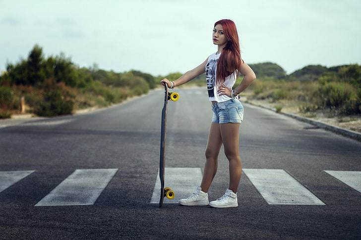 wanita, berambut merah, jalan, skateboard, celana pendek jean, Wallpaper HD