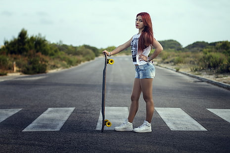 wanita, berambut merah, jalan, skateboard, celana pendek jean, Wallpaper HD HD wallpaper