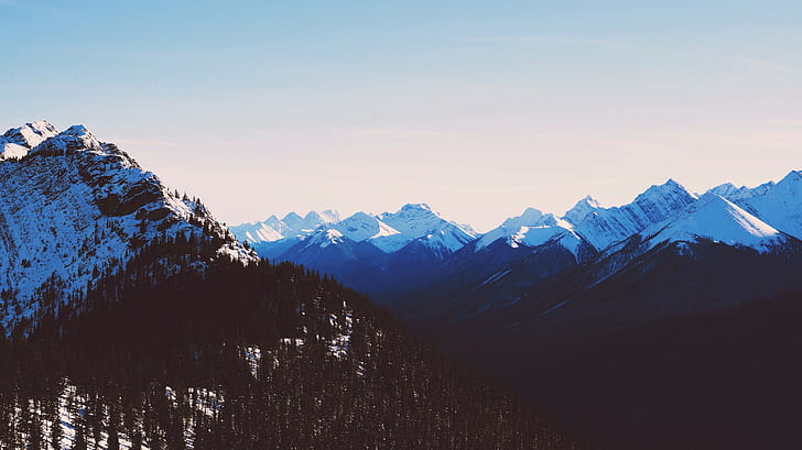 montagne enneigée, montagne noire et bleue sous un ciel bleu dans la journée, paysage, montagne, neige, Fond d'écran HD