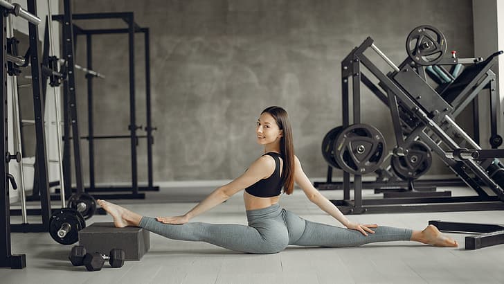 https://p4.wallpaperbetter.com/wallpaper/838/97/151/yoga-yoga-pants-yoga-pose-splits-sports-bra-hd-wallpaper-preview.jpg