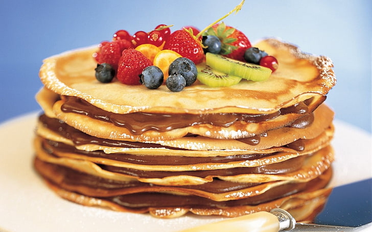 pancake dengan blueberry dan stroberi, makanan, beri, pancake, sarapan, stroberi, blueberry, kiwi (buah), Wallpaper HD
