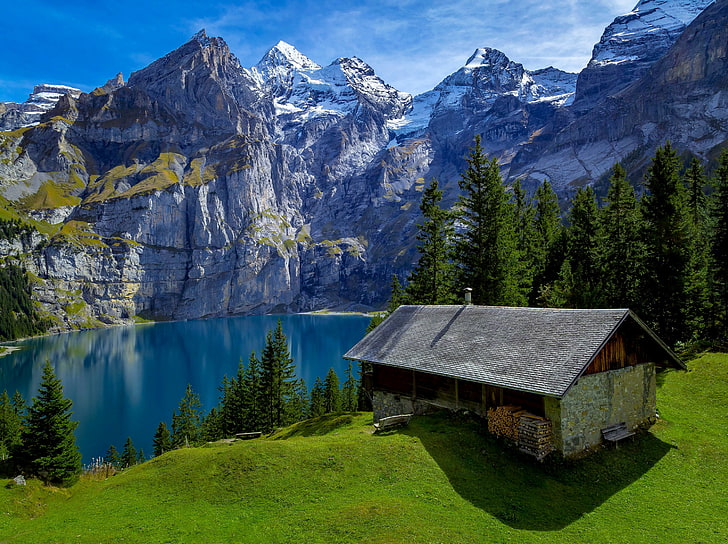 кафява дървена къща, гора, дървета, планини, езеро, скали, Швейцария, дърво, къща, слънчево, пейки, хълм, HD тапет