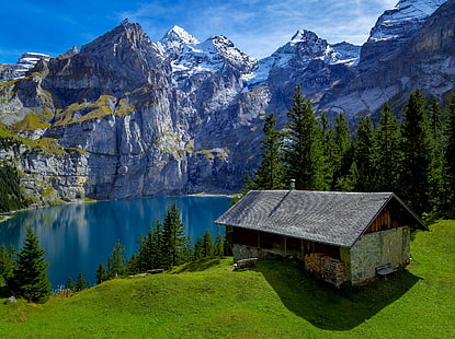 casa de madera marrón, bosque, árboles, montañas, lago, rocas, Suiza, madera, casa, soleado, bancos, colina, Fondo de pantalla HD HD wallpaper