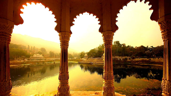 La Beauté du Rajastan, temple en béton brun;plan d'eau, arche, asie, architecture, arche multifilaire, rajastan, pilier, inde, scénique, ville, udaipur, nature et la, Fond d'écran HD
