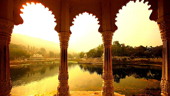 Die Schönheit von Rajastan, brauner konkreter Tempel;gewässer, bogen, asien, architektur, rajastan, säule, indien, landschaftlich, stadt, udaipur, natur und la, HD-Hintergrundbild HD wallpaper