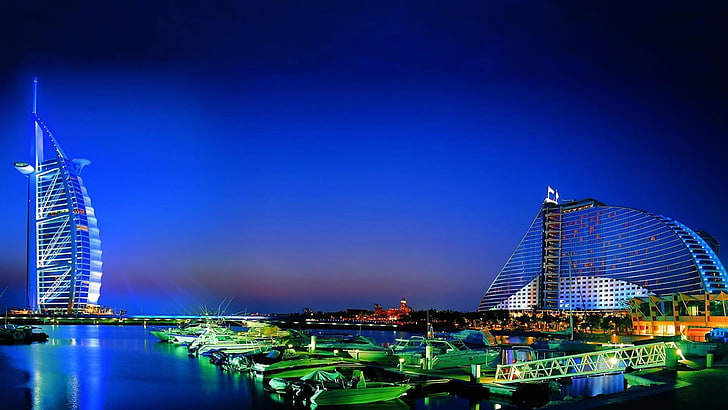 ドバイ、夜空、都市の景観、高層ビル、街の明かり、湾、ボート、アラブ首長国連邦、首長国連邦、アジア、 HDデスクトップの壁紙