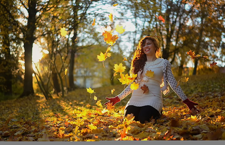 weißes langärmliges Hemd, Herbst, Blätter, Mädchen, Gelächter, Fräulein Froggi, HD-Hintergrundbild